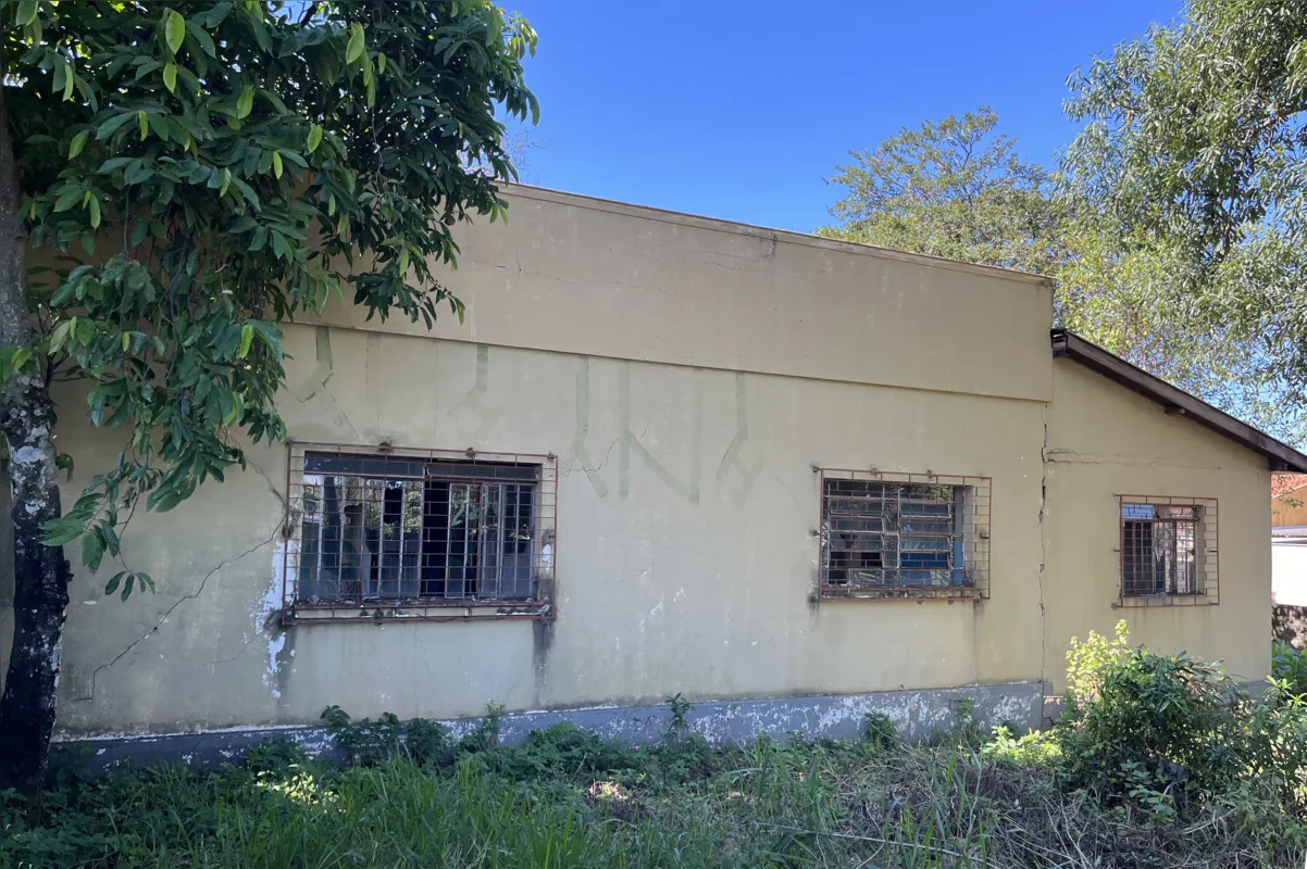 A notícia de que o terreno terá uma destinação foi recebida com alívio pelos moradores, que reclamam da insegurança com o abandono