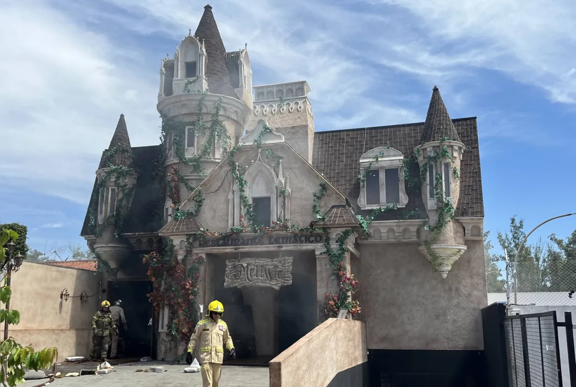 Bombeiros combateram as chamas por mais de uma hora e usaram cerca de oito mil litros de água