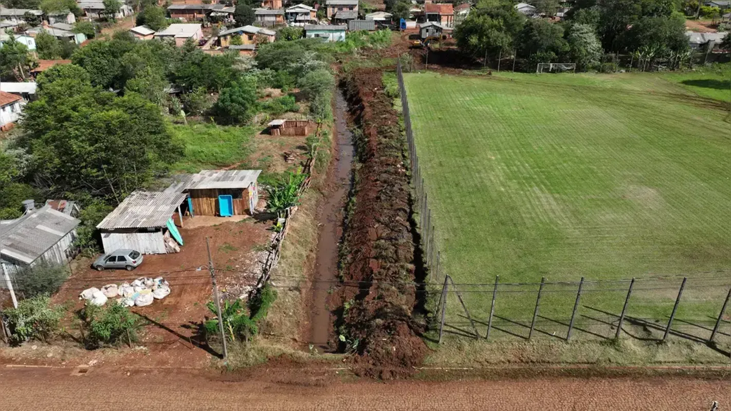 Imagem ilustrativa da imagem Iniciam os serviços de limpeza do córrego do bairro São João