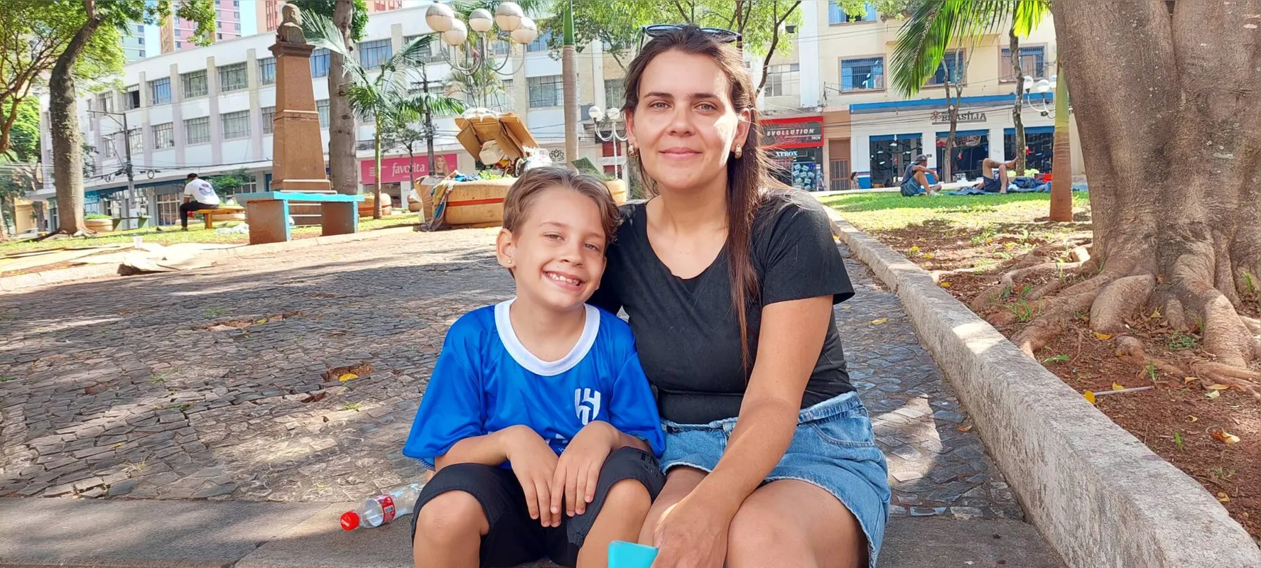 Bruna Aparecida Sassani e o filho Valentino