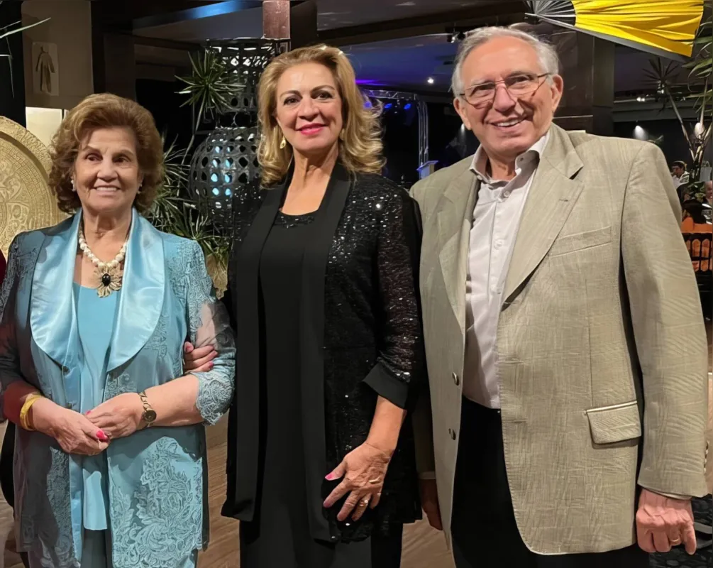A benemérita Jandira Daher com a filha Bárbara e o comunicador JB Faria