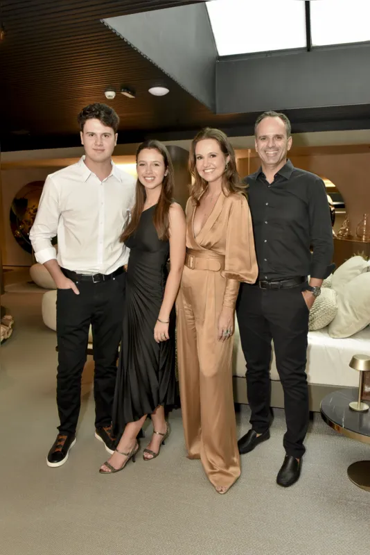 Juliana em família: com os filhos, Felipe e Julia, e o marido, Fabio Meda
