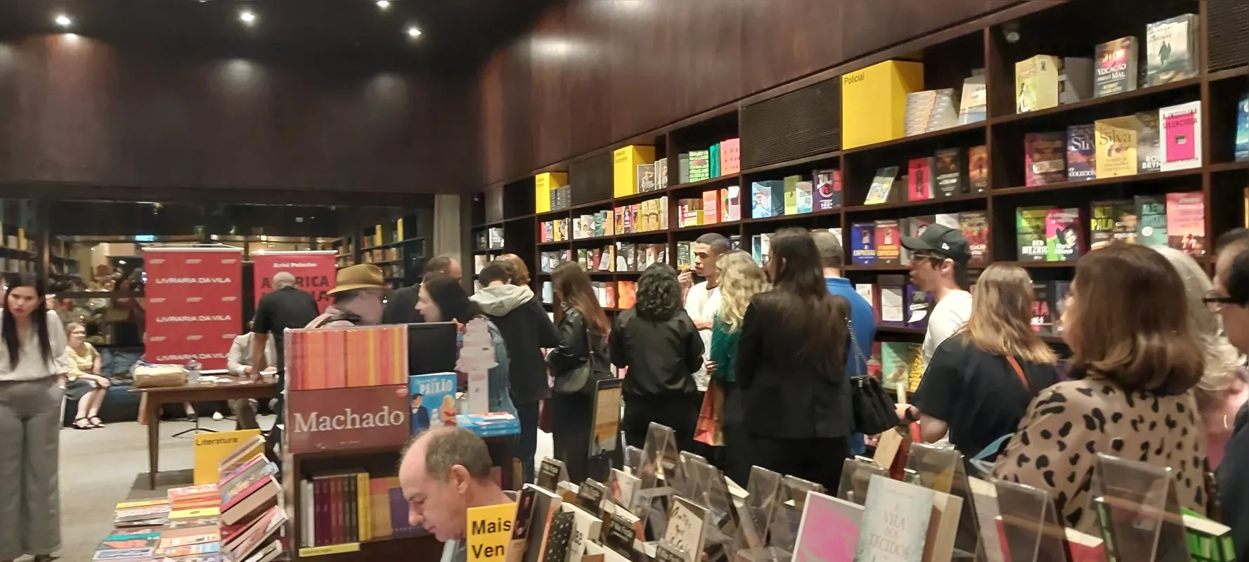 Com uma longa fila em torno das estantes, leitores  de Ariel Palacios foram na note de sexta-feira à Livraria da vIla para a sessão de autógrafos de Ariel Palacios
