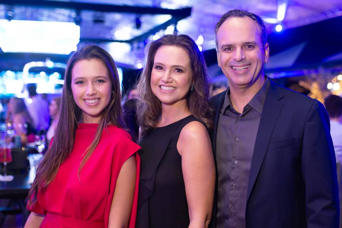 A arquiteta responsável pelo projeto da fase 2 de Tayayá Porto Rico, Juliana Meda, entre a filha, Júlia, e o marido, Fábio Meda