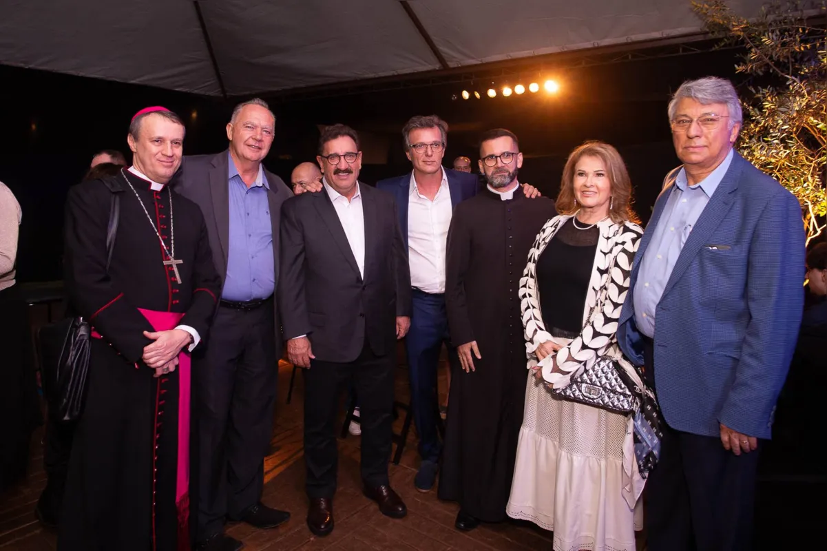 Dom Mário Spaki, bispo da Diocese de Paranavaí; padre Nilton Reami, de Paranavaí; o apresentador Ratinho, Patrick Ferro, padre Adão Dias Martins, de Porto Rico; e o casal Rosemary Silva e Wilson Matos Silva, ele, reitor da UniCesumar