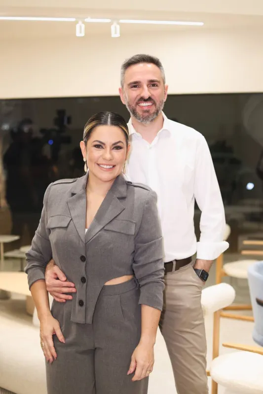 Os anfitriões Monica Rocha e Renato Lazareti