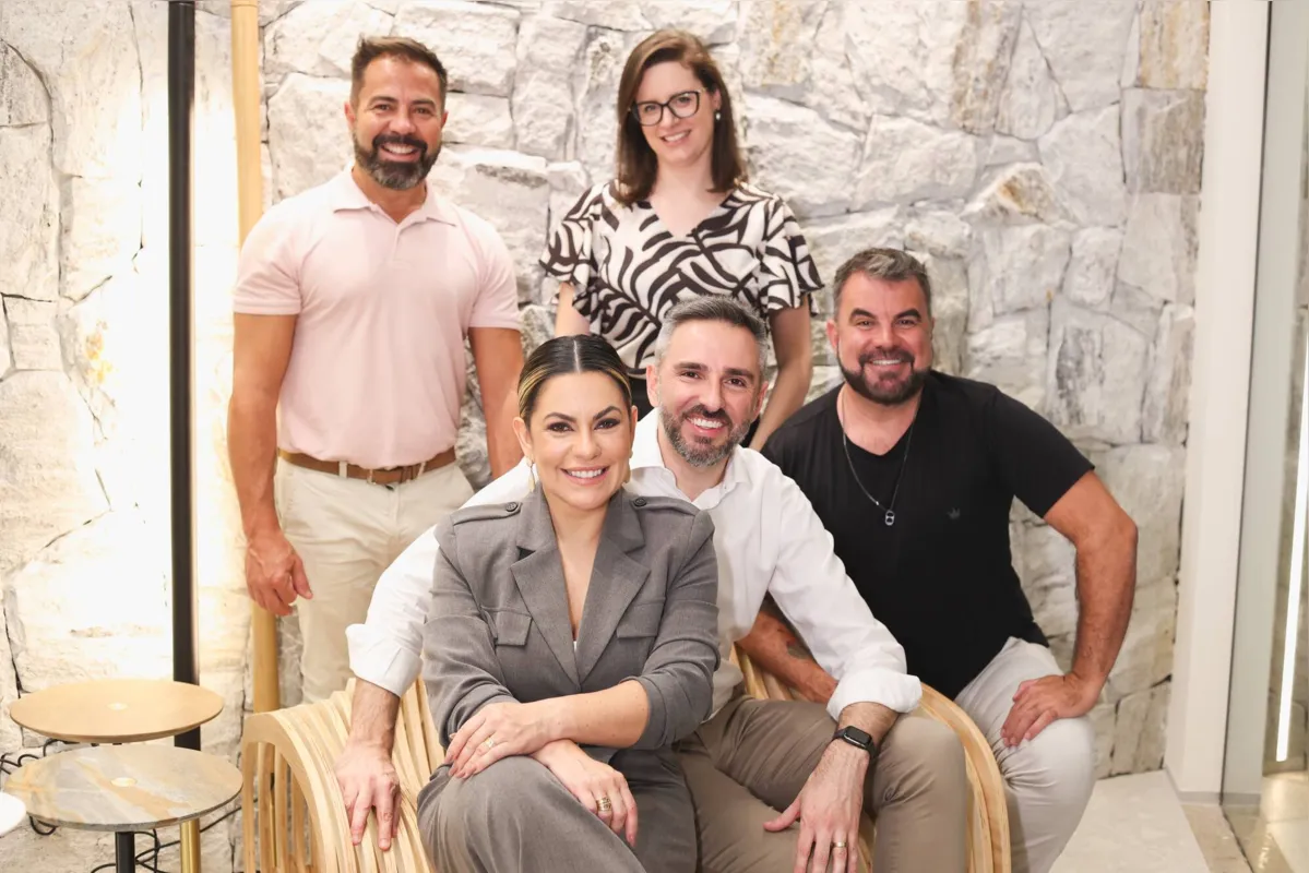 Escritório Espaço & Casa Arquitetura e interiores representado por Vanessa Bacon, Israel Júnior e Alexsandro Stabelin