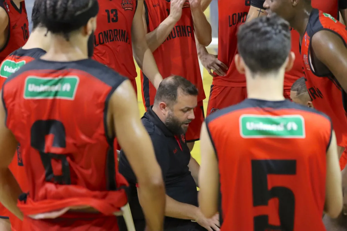 O técnico Arody Neto orienta os jogadores durante jogo do Campeonato Paranaense