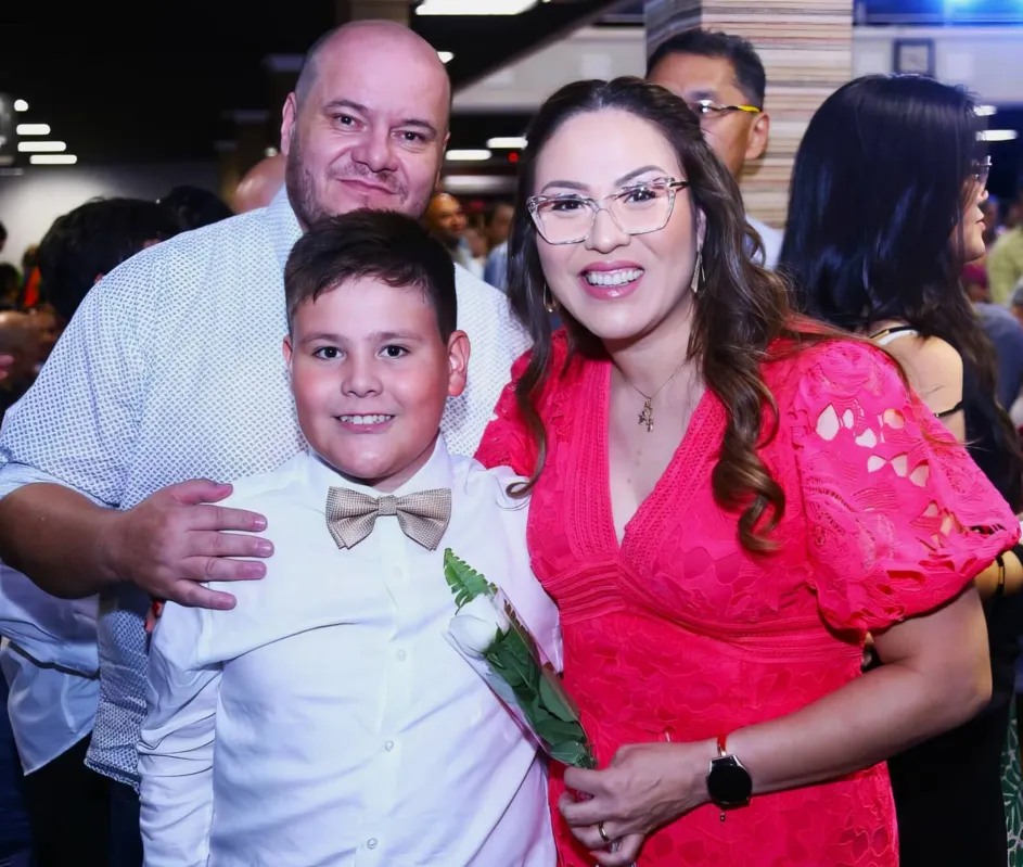 Matheus com os pais Eduardo e Daniela Tashima Scheffer