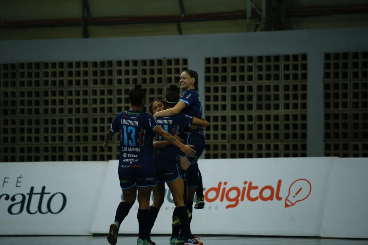 Jogadoras do Londrina Futsal comemoram um dos gols na vitória sobre o Stein Cascavel