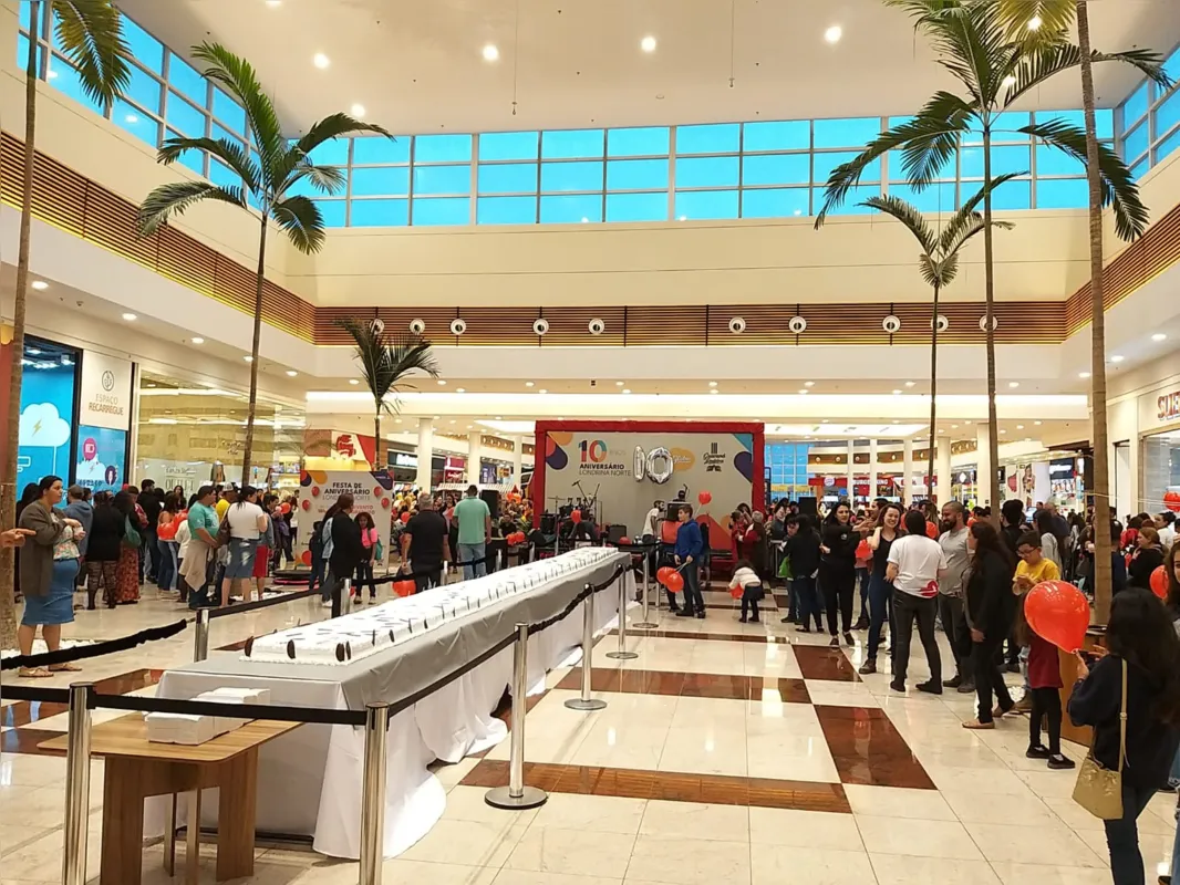Festa de 10 anos, em 2022, com um bolo de 10 metros.