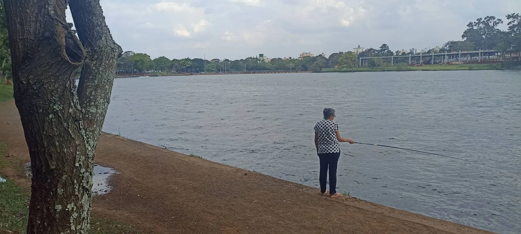 Divina Cândido vai ao Igapó com um objetivo definido: pescar e comemora quando fisga uma tilápia