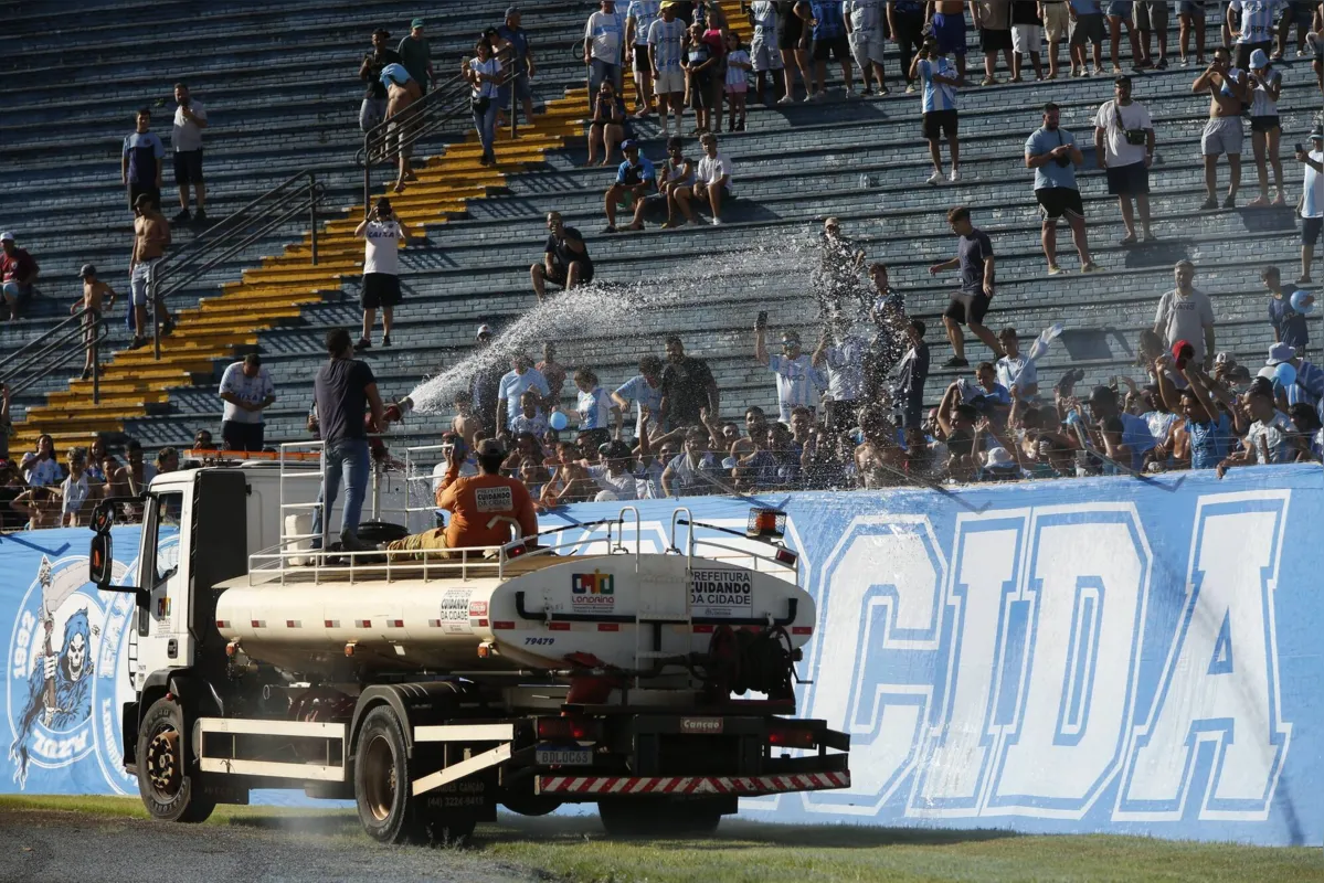 Caminhão-pipa refrescou a torcida que viu a partida debaixo de Sol quente