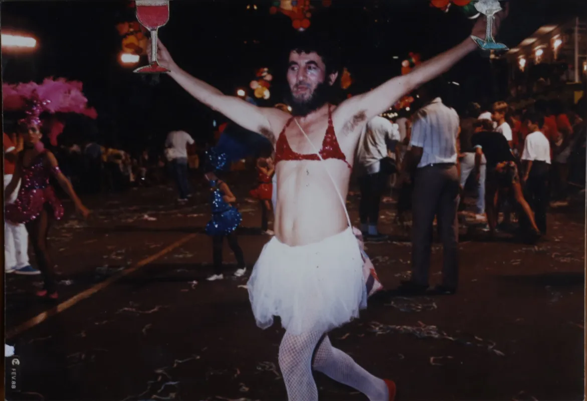 Apolo Theodoro desfilando pelo Bloco do Pirulito: a graça era uma porção de marmanjos vestidos de mulher