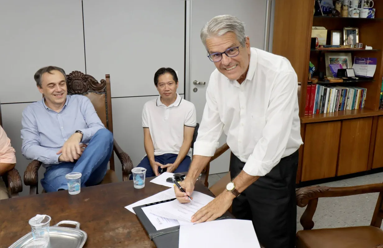 O presidente da Londrina Iluminação, Claudio Tedeschi, assina contrato com a Lactec