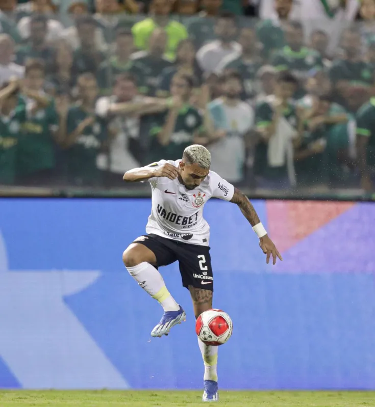 Matheuzinho jogou o segundo tempo do clássico com o Palmeiras e vai disputar posição com o experiente Fágner na lateral do Corinthians