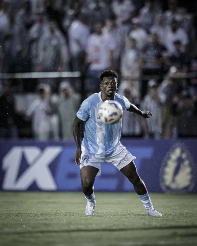O lateral esquerdo Vinícius Silva teve muito trabalho para conter os avanços dos atacantes do Operário no segundo tempo
