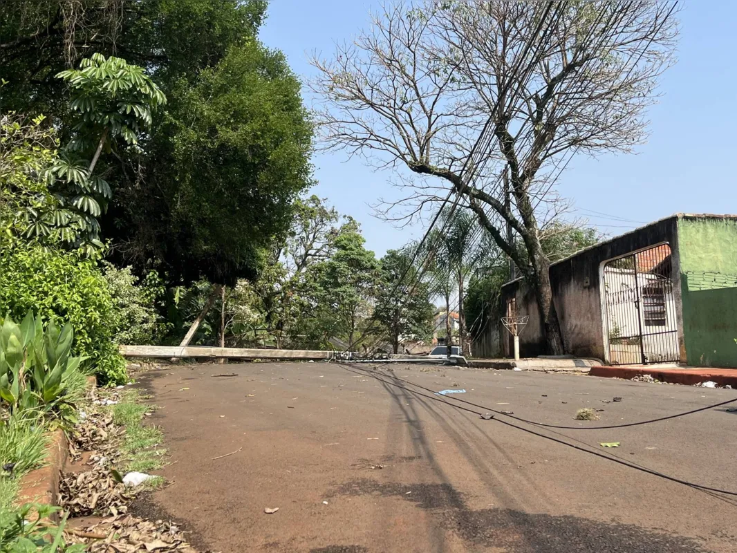 Poste ficou mais de 12 horas atravessado em rua na zona leste