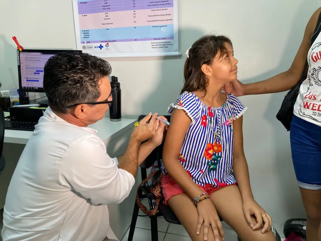 A pequena Ana Beatriz, de dez anos, foi uma das primeiras a chegar na UBS do Vivi Xavier, ao lado da mãe Rosângela do Nascimento Macedo