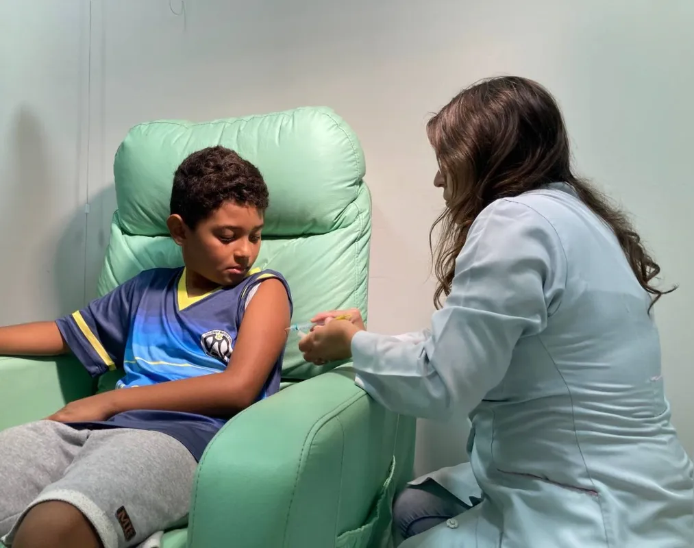 Miguel, de dez anos, foi uma das crianças imunizadas contra a dengue neste sábado