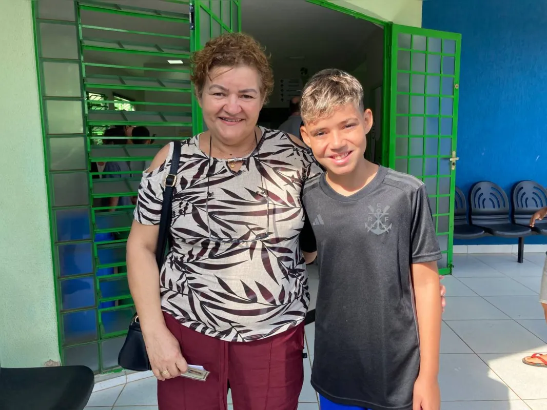 A aposentada Eronisa aproveitou o sábado para levar o neto Miguel, de onze anos, tomar a vacina contra a dengue