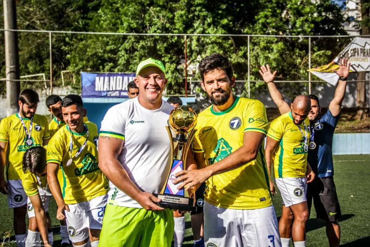 O técnico Mike Polskikh com o troféu de campeão da Copa das Nações