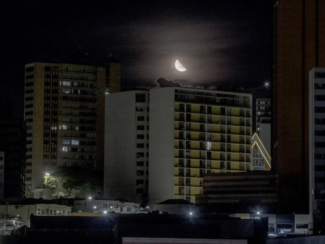 Imagem ilustrativa da imagem Lua indo passear "lá pras bandas" do edifício Júlio Fuganti