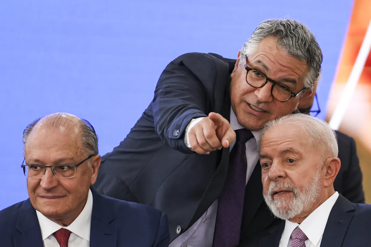 "Isso significa que o Alckmin tem que ser mais ágil, tem que conversar mais. O Haddad, ao invés de ler um livro, tem que perder algumas horas conversando no Senado e na Câmara. O Wellington [Dias, ministro do Desenvolvimento e Assistência Social], o Rui Costa [ministro da Casa Civil], passar maior parte do tempo conversando com bancada A, com bancada B", afirmou o presidente Lula