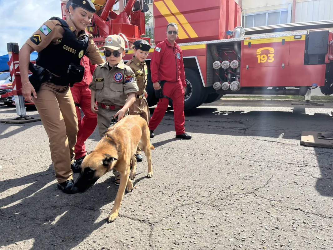 “Fiquei muito feliz em colocar a farda. Adoro os bombeiros”, afirmou Arthur Batista, que teve a oportunidade de conhecer a rotina dos bombeiros e socorristas