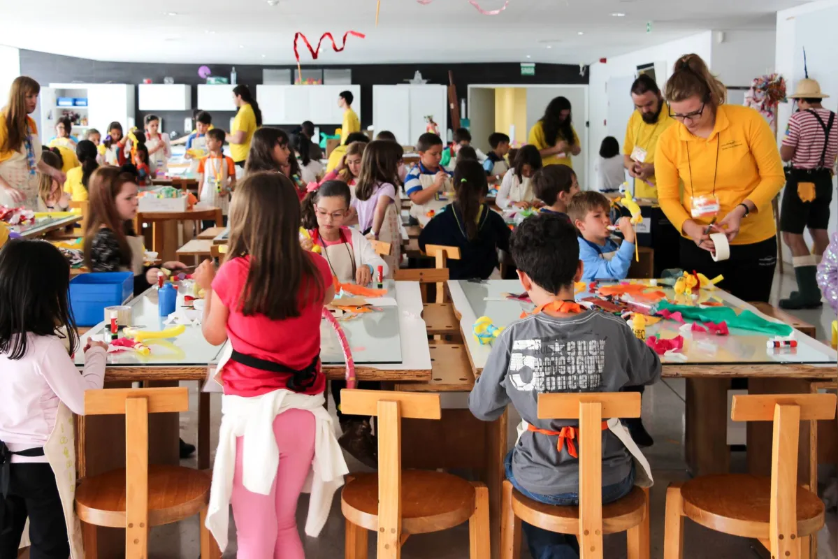 Nas atividades firecionadas ao público infantil, a intenção é criar interação também com as famílias