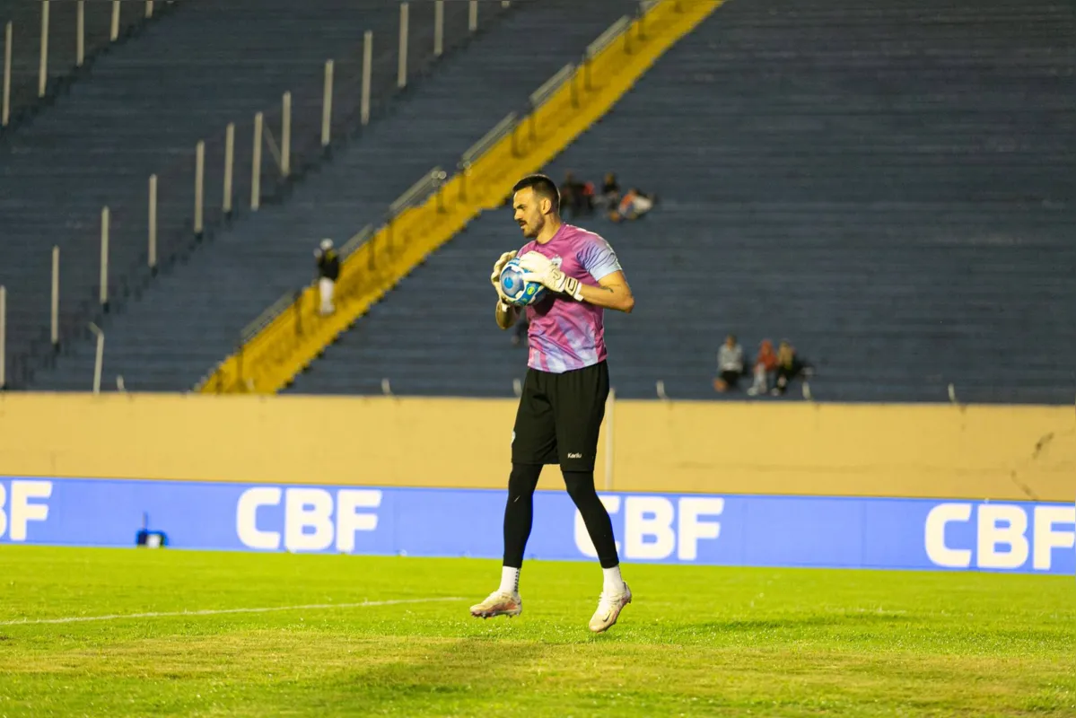 Após falhar contra o Avaí e discutir com Sérgio Malucelli no vestiário, Lucas Frigeri foi demitido pelo gestor: goleiro disputou 17 jogos na Série B