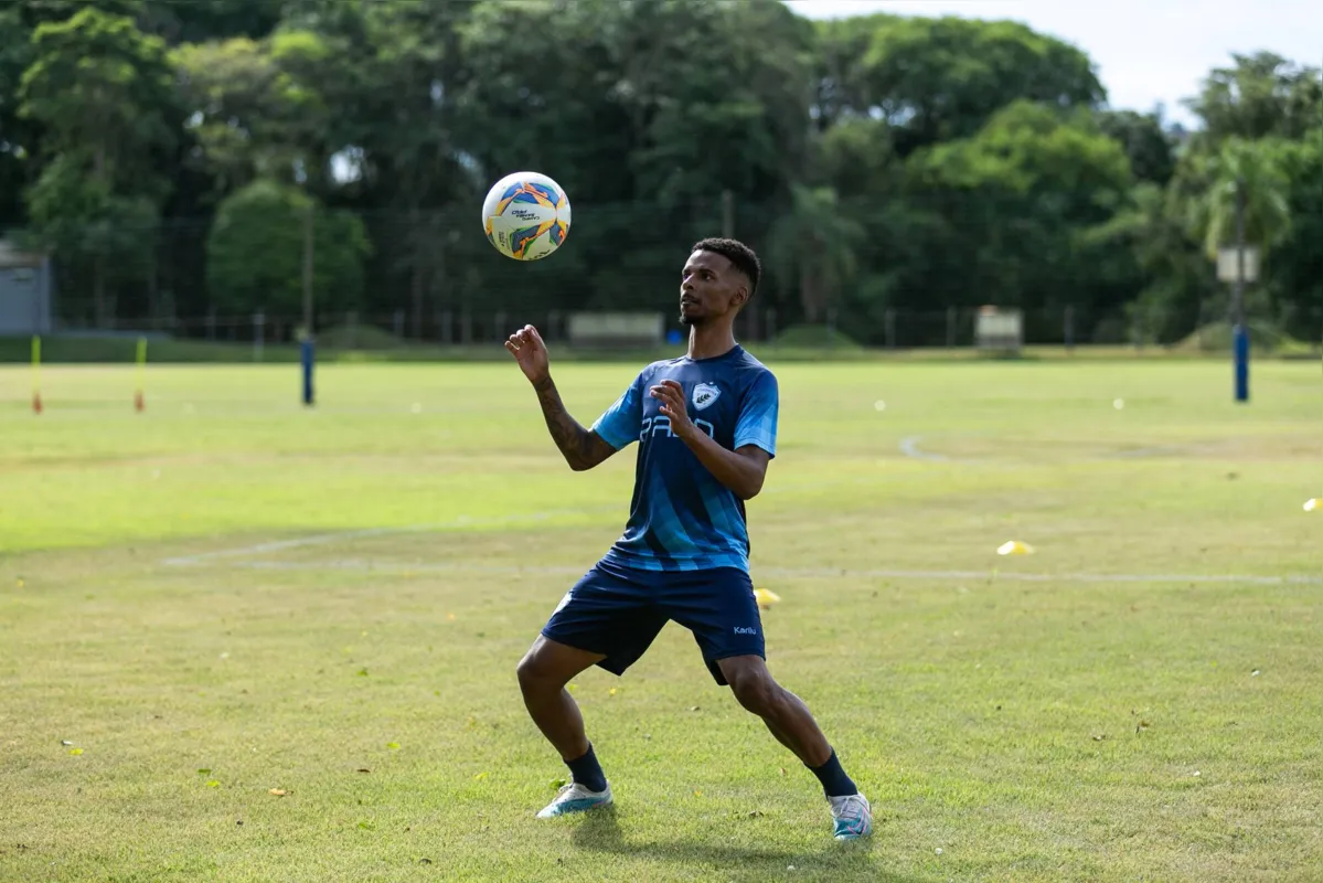 Após marcar gols contra Coritiba e Athletico, Henrique briga por uma vaga de titular no ataque do Londrina