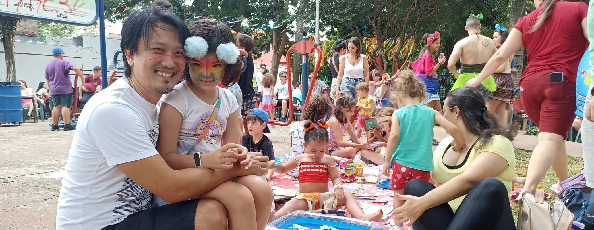 O psicólogo Sérgio Fuji e a filha Sari: maquiagem elaborada
