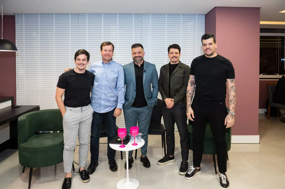 O coordenador de implantação da Housi, Vinicius Gazzola, com o presidente da Thá Engenharia, Roberto Thá, mais Jota Baptista entre José Vinicius Pinto e Renato Gomes, da g1 imob