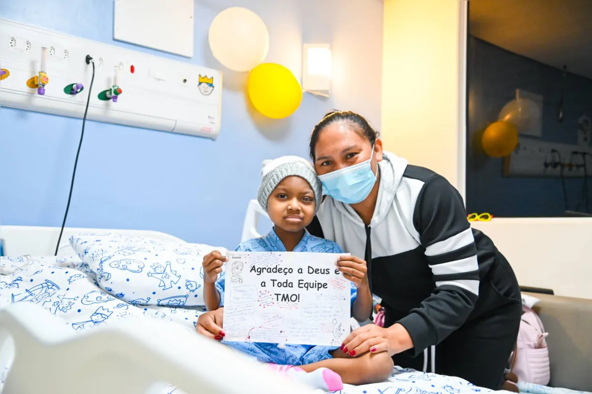 Alice Eudoxie e a filha Alena, no Hospital Pequeno Príncipe: "Eu quero agradecer quem doou para a Alena. Eu sei que vai demorar, mas um dia eu quero conhecer essa pessoa e dizer: 'Muito obrigada'"