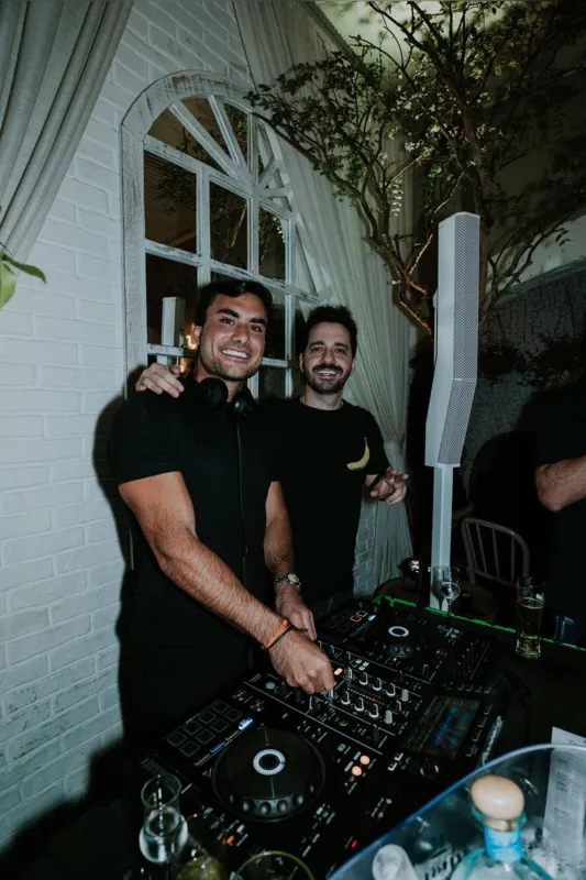 DJs Tiago Chineze e Digo animaram a concorrida noite