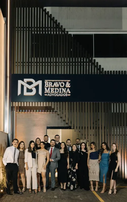 Time Bravo, Medina & Advogados diante da sede, ampliada e repaginada com projeto da Méqua Arquitetura