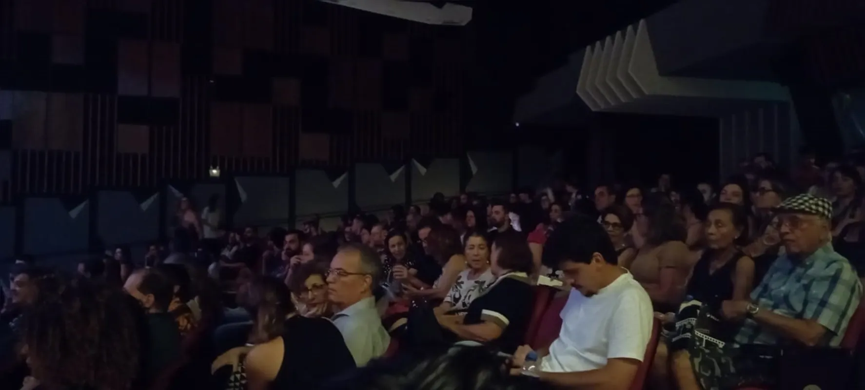 Público cantou as músicas do repertório de Gal e aplaudiu o filme ao fim da sessão