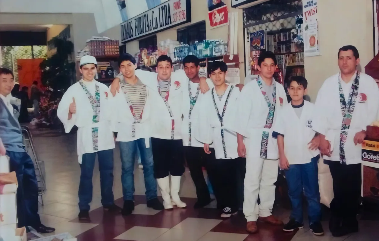 Pereira, o rei do bacalhau, já falecido; ao lado seu filho Leikon, então com 11 anos e já empregado na mercearia; na sequência Adnilson, com 35 anos de serviço; Hitoshi, com mais de 28, Sandro, com 29 anos de casa, e Tomio Furuta no canto esquerdo, deixando a nobreza da foto para seus colaboradores. Coisa de gente nobre e humilde
