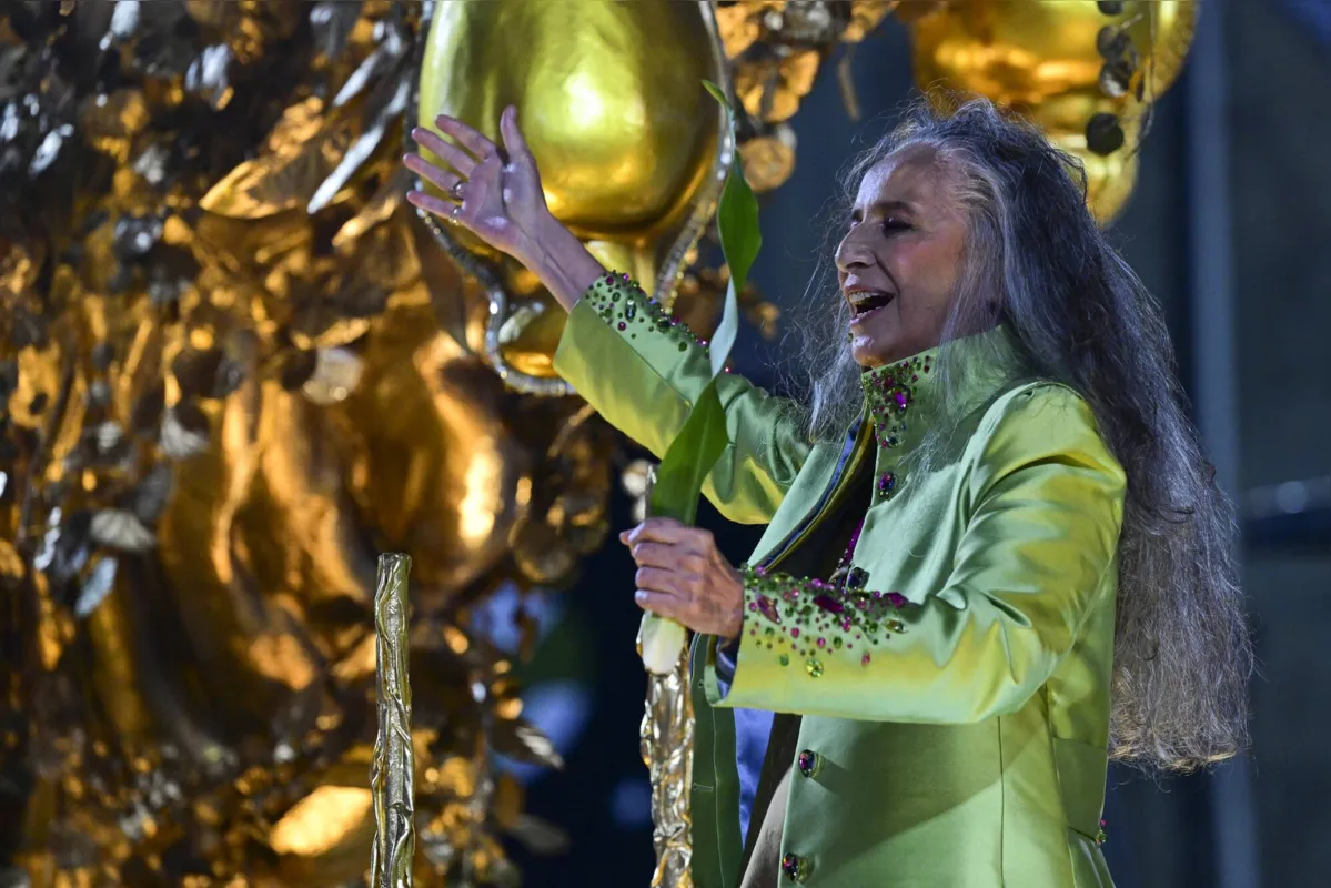 A mangueira homenageou Alcione, mas Maria Bethânia também prestigiou o desfile