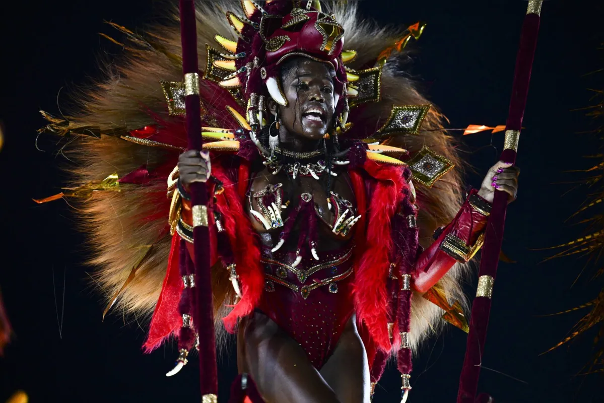Atual vice-campeã do Carnaval do Rio, a Viradouro fechou a noite com desfile criativo que abusou das cores