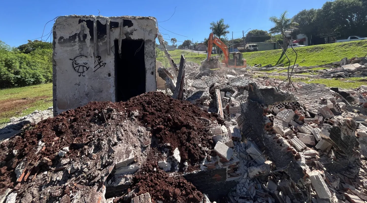 Imagem ilustrativa da imagem Moradores mostram alívio com demolição do cadeião em Cambé