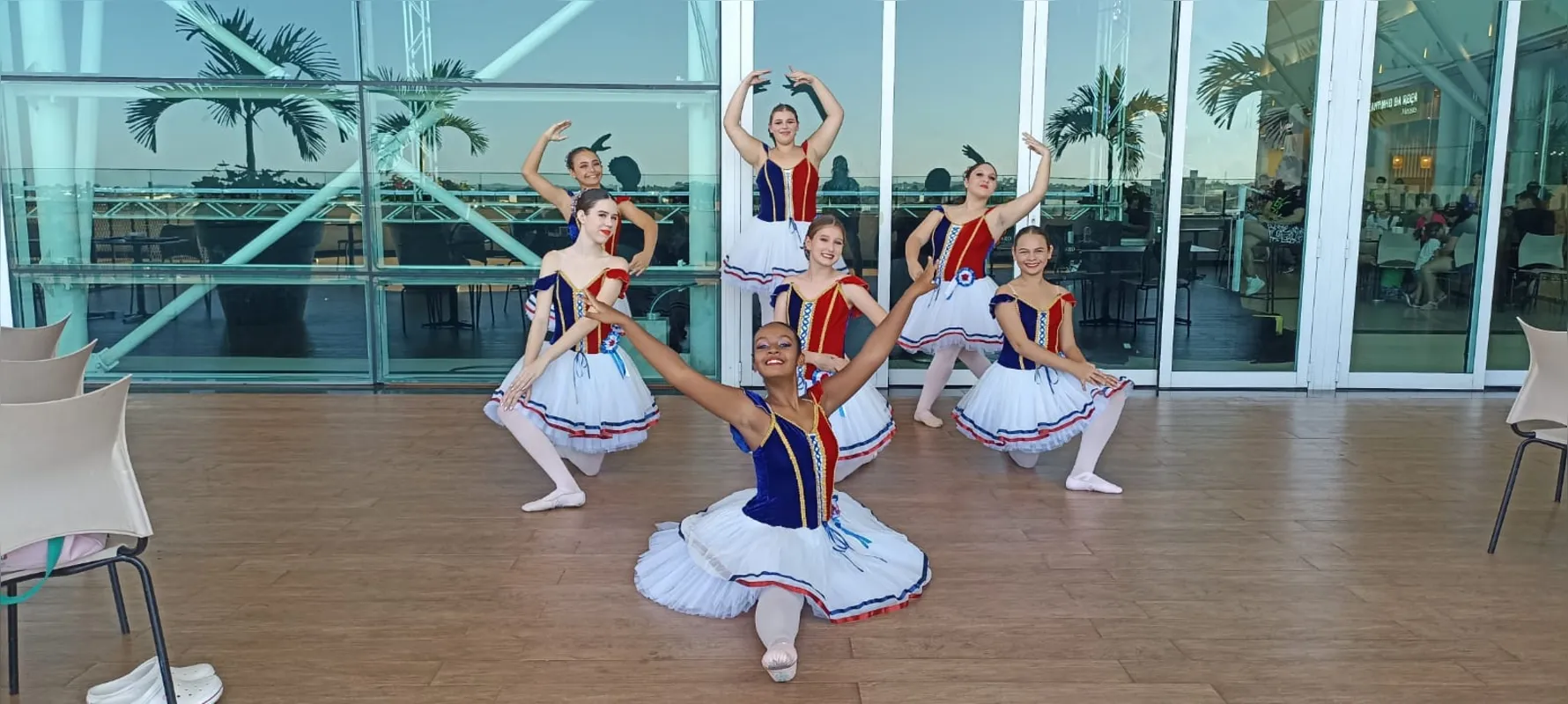 A EScola de Ballet Claudia Lima levou à mostra a coreografia "Francesas", cercada de sutilezas