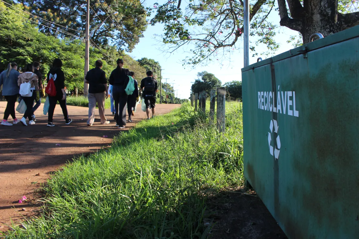 Um grupo de cerca de 20 pessoas se reuniu neste sábado para limpar o campus da universidade