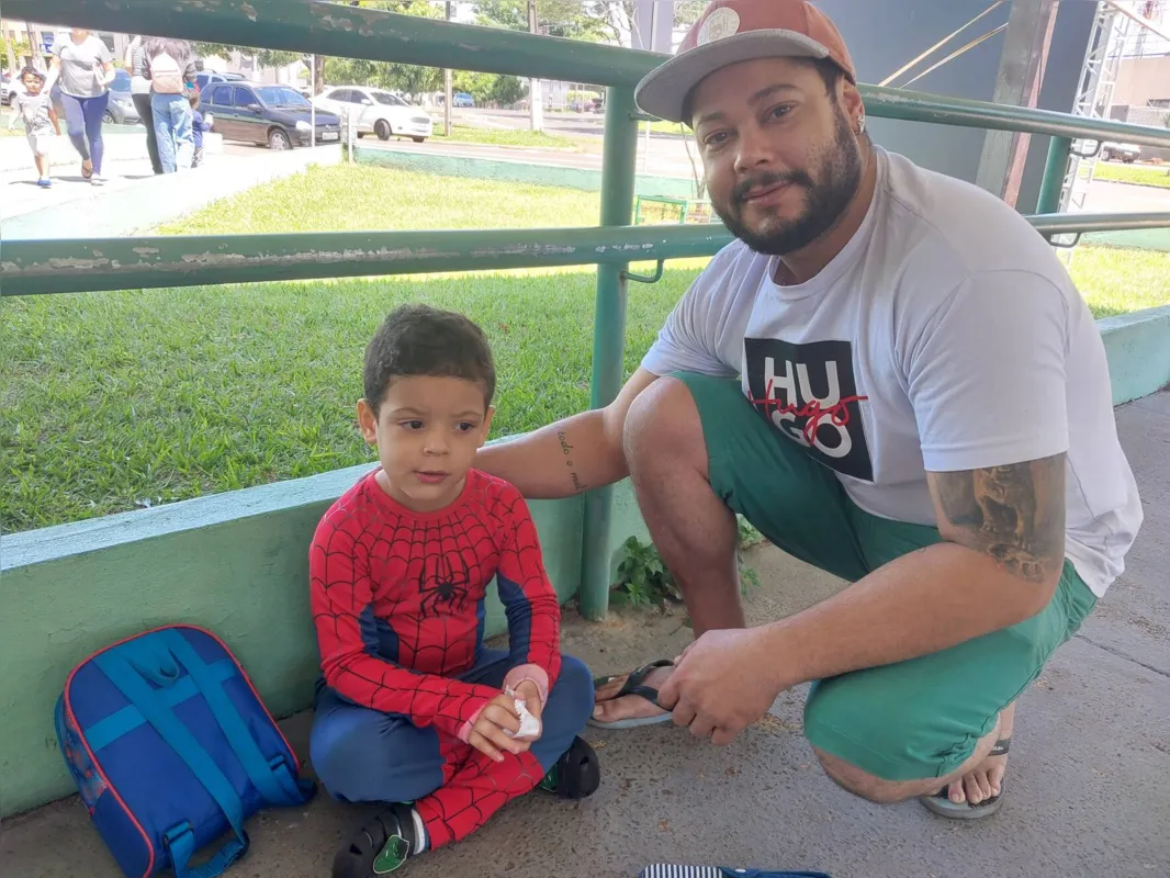 David de Souza Júnior levou o filho Brayan para deixar o garoto em dia com a imunização contra a covid-19