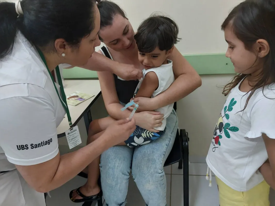 Stefany Alcantara levou os filhos Sofia e Rafael no Dia D: “É importante manter sempre atualizado o cartãozinho de vacina para a própria saúde deles”