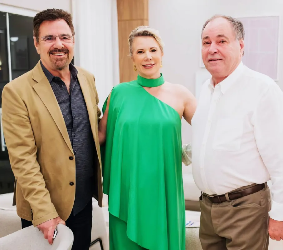 O empresário Romeu Dematte Junior com os anfitriões Viviane Posansky e Ramon Canhoni Dematte . Romeu e Ramon são irmãos.