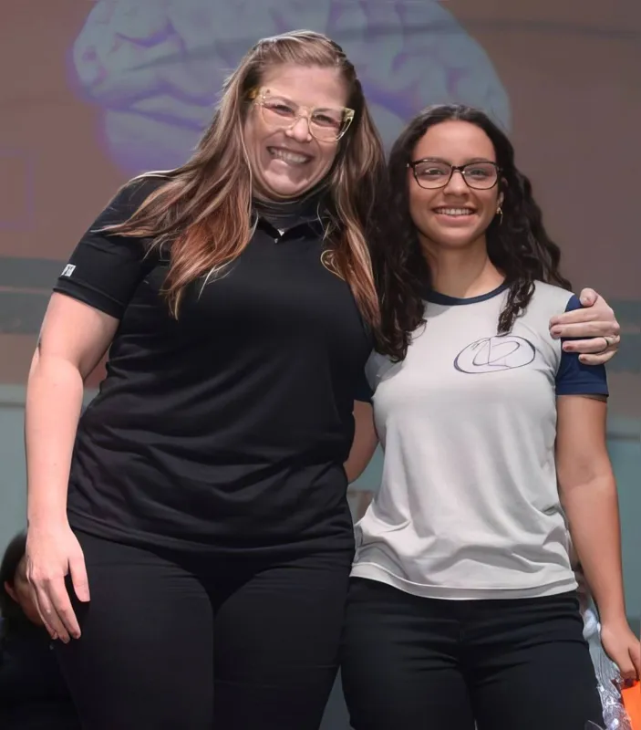 Professora de Computação Tânia Goulart e Júlia Lopes Nascimento, do Colégio Estadual Nilo Peçanha