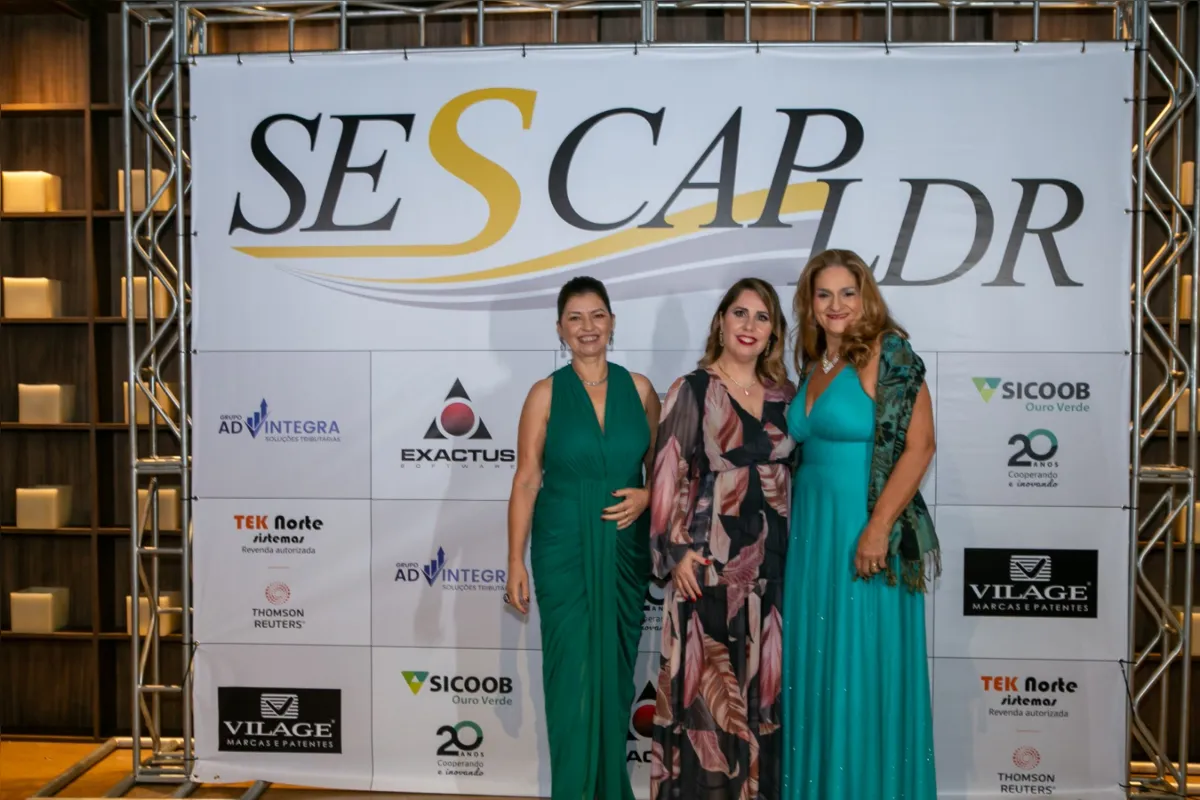 A diretora de eventos do SESCAP-LDR, Marisa Furlan, com as diretoras Viviane Batista e Paola Crepaldi.
