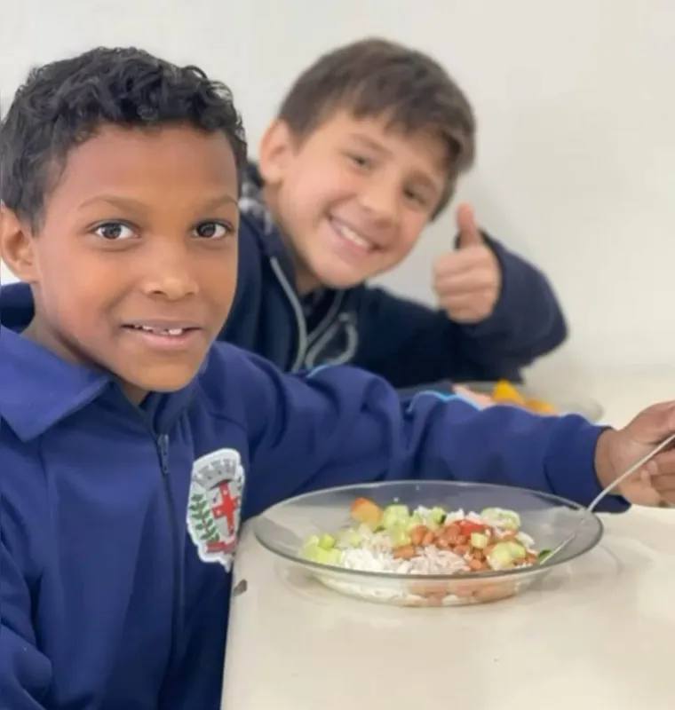 Na Escola Municipal José Hosken de Novaes, alimento fresquinho é rotina na hora da refeição